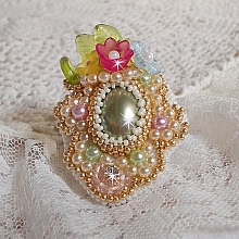 Bague Envol&eacute;e Fleurie brod&eacute;e avec un cabochon ovale Olivine en r&eacute;sine, orn&eacute;e de perles rondes nacr&eacute;es, des rocailles, fleurs Lucites, mini gouttes, chaton en Cristal et perles rondes aplaties.